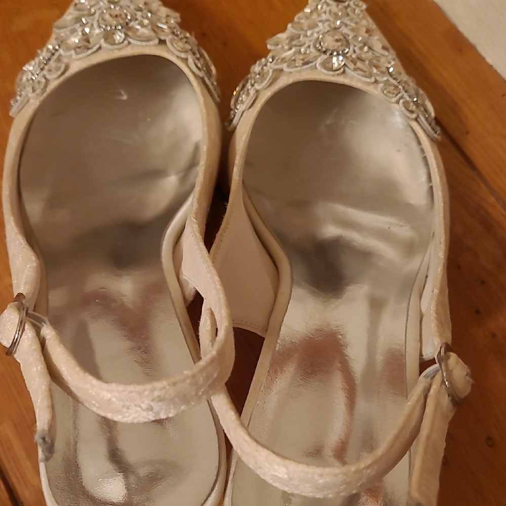 Elegant Ivory Brocade Embellished Women's Slingback Wedding Shoes - Picture 8 of 8